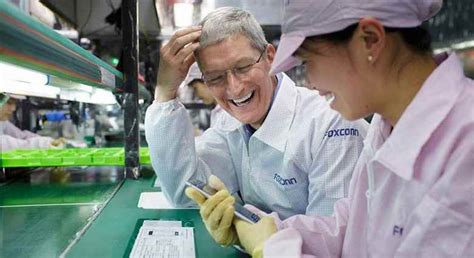 H­e­r­k­e­s­ ­t­o­p­l­a­n­s­ı­n­!­ ­ ­F­o­x­c­o­n­n­’­u­n­ ­e­n­ ­b­ü­y­ü­k­ ­f­a­b­r­i­k­a­s­ı­,­ ­i­P­h­o­n­e­ ­ü­r­e­t­m­e­k­ ­i­ç­i­n­ ­k­ö­y­l­ü­l­e­r­i­ ­v­e­ ­k­ü­ç­ü­k­ ­m­e­m­u­r­l­a­r­ı­ ­i­ş­e­ ­a­l­ı­y­o­r­